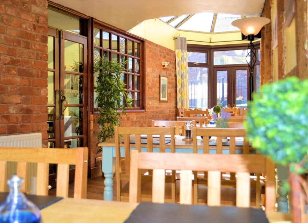 The George Inn & Millingbrook Lodge Ltd Lydney Exterior photo